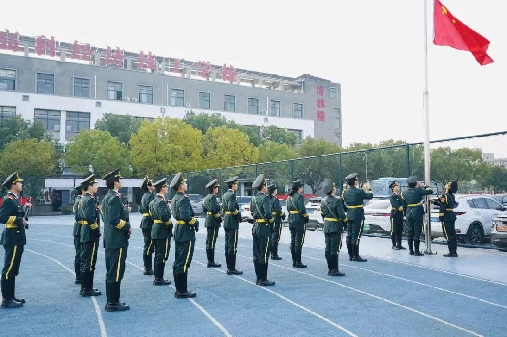 合肥高科经济技工学校举行主题升旗仪式暨“十项健康行动”倡议